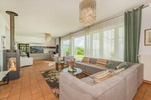 a living room with a couch and a fireplace at Hafenidyll am Peenestrom - Familienurlaub bis 14 Personen in Rankwitz
