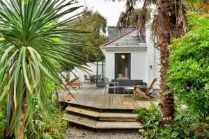 una casa con un ponte di legno di fronte ad essa di Finest Retreats - Three Quarter Cottage a Fowey