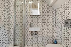 un bagno con doccia, lavandino e WC di Finest Retreats - Three Quarter Cottage a Fowey Altre 16 foto