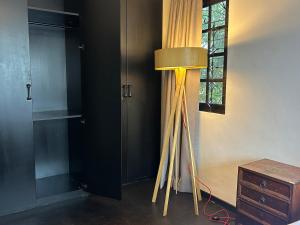 una camera con lampada, tavolo e finestra di Cozy 2BR Family Homestay in Shared Bungalow SS2 Petaling Jaya a Petaling Jaya Altre 21 foto