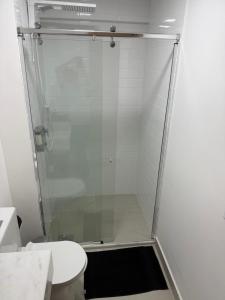 a glass shower in a bathroom with a toilet at Apt 1 Quarto Luxuoso - Gyro Vaca Brava in Goiânia +9 photos