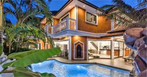 Piscina de la sau aproape de GOLDLAND Luxury Pool Villa Pattaya Walking Street 8 Bedrooms