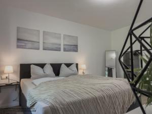 Un pat sau paturi într-o cameră la FeWo Grüne Auszeit - Wilhelmshaven