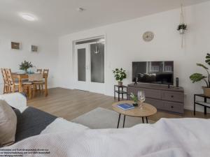 Un televizor și/sau centru de divertisment la FeWo Grüne Auszeit - Wilhelmshaven