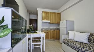 Dapur atau dapur kecil di Two-room flat with swimming pool near the sea