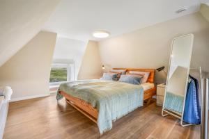 a bedroom with a bed and a large window at Strandhaus in Hörnum
