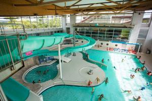 an overhead view of a swimming pool on a cruise ship at Villa à Castres, Maison 10 personnes avec piscine privée, jardin et 5 chambres in Castres