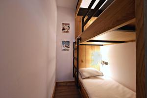 una piccola stanza con due letti a castello di Tome, superbe appartement avec terrasse vue montagne a Champagny-en-Vanoise