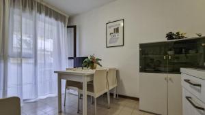 Dapur atau dapur kecil di Adorable flat for 4 guests in Bibione Pineda +23 gambar