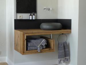 a bathroom with a wooden shelf with a cushion at The Doghouse B&B in Bruges