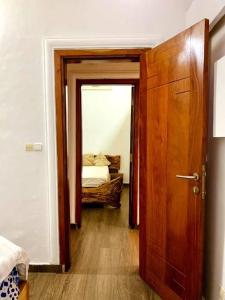 a room with a door and a bedroom with a bed at 1 chambre 1 salon A cotonou in Godomè