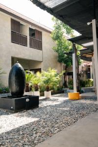 Una escultura de una sandía sentada en medio de un patio. en Kuta Sekeca CoWorking Apartment Close to Kuta Beach, en Jimbaran