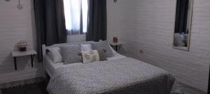 Una cama o camas en una habitación de Gotas de Rocio Solo con seña