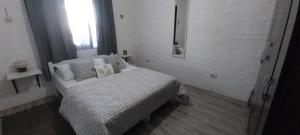 Una cama o camas en una habitación de Gotas de Rocio Solo con seña