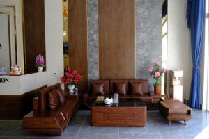 a lobby with couches and tables in a building at Minh Đức 3 Hotel in Trùng Khánh
