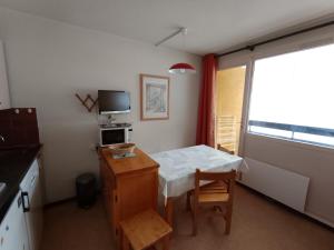 a small room with a white table and a window at Studio cosy au pied des pistes pour 4 pers. avec balcon plein sud - Animaux acceptés - FR-1-445-112 in Montgenèvre