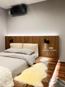 two beds sitting next to each other in a bedroom at JY Snow in Kutchan