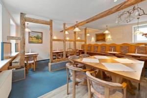 a dining room with a wooden table and chairs at Gruppenhaus Sankt Andreasberg Braunlage in Sankt Andreasberg