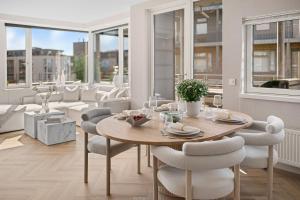 トロンハイムにあるExclusive apartmentのテーブルと椅子のあるダイニングルーム +36枚の写真