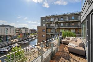 トロンハイムにあるExclusive apartmentの川の景色を望むバルコニー(ソファ付)