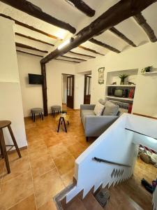 un salon avec un canapé et une table dans l'établissement Villa Rueda - 6 Pax y Fireplace, à Moratalla
