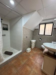 une salle de bains avec douche, toilettes et lavabo dans l'établissement Villa Rueda - 6 Pax y Fireplace, à Moratalla