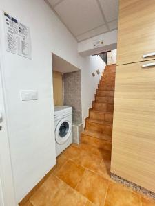 un couloir avec une machine à laver et un escalier dans l'établissement Villa Rueda - 6 Pax y Fireplace, à Moratalla 26 autres photos