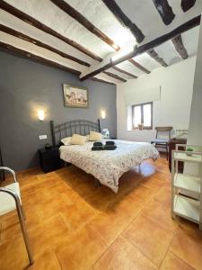 une chambre avec un lit et un parquet dans l'établissement Villa Rueda - 6 Pax y Fireplace, à Moratalla