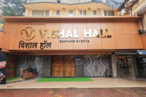 Un edificio con un cartel que decía Westfield había en Vishal Hall, en Bombay