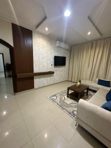 Μια τηλεόραση ή/και κέντρο ψυχαγωγίας στο Al Daar Apartments