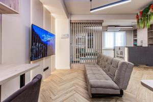 Ruang duduk di Luxx Aparts 2