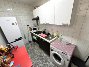 a small kitchen with a washing machine and a sink at Paseo de la Carretera in Benidorm