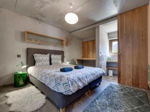 Chalet d'architecte calme à La Rosière avec garage - FR-1-690-36 في Montvalezan: غرفة نوم عليها سرير ومخدات زرقاء +9 صور