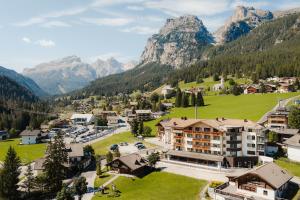 eine Luftaufnahme eines Dorfes in den Bergen in der Unterkunft Hotel Antines in Stern