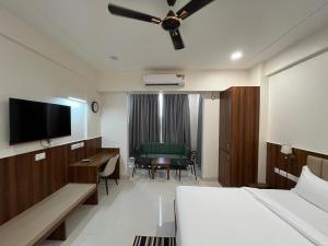 Televisyen dan/atau pusat hiburan di Hotel Krishna Anandam