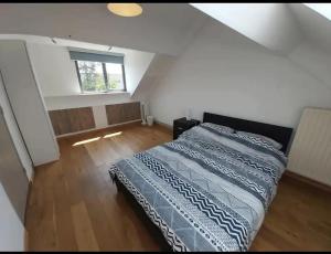 Un dormitorio con una cama grande en un ático. en Villa with garden near Amsterdam, en Almere