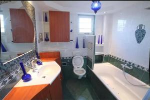 Un baño con lavabo, inodoro y bañera. en Villa with garden near Amsterdam, en Almere 10 fotos más