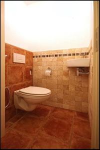 un baño con inodoro y lavabo en Villa with garden near Amsterdam, en Almere