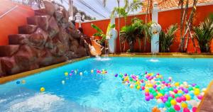 Piscina de la sau aproape de GOLDLAND Luxury Pool Villa Pattaya Walking Street 8 Bedrooms