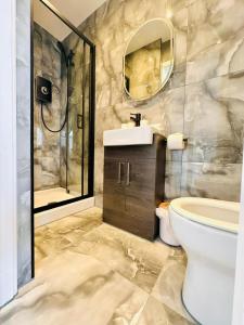 Bilik mandi di R5 - Newly Renovated Luxury Fully Self-Contained Studio with Private Bathroom and Kitchen