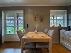 ヤイロにあるCozy apartment in Vestlia, Geiloの木製のテーブルと椅子のあるダイニングルーム
