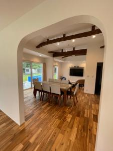 a dining room and living room with a table and chairs at ダブルレインボー一宮 in Ichinomiya