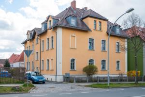 una gran casa amarilla con techo en Ferienwohnung Lindner 1, en Weimar