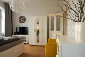 Una sala de estar con un sofá y un televisor. en Ferienwohnung Lindner 1, en Weimar