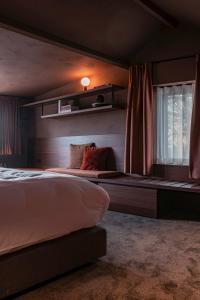 ein Schlafzimmer mit großem Bett und Fenster in der Unterkunft Hostellerie Kemmelberg in Kemmel