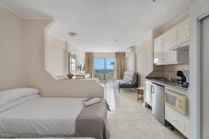 een hotelkamer met een bed, een keuken en een kamer bij Santa María in Adeje