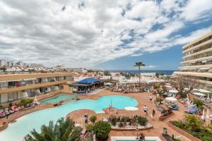 een bovenaanzicht van een zwembad in een resort bij Santa María in Adeje