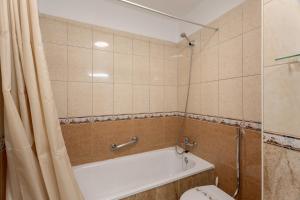 een badkamer met een bad, een toilet en een douche bij Santa María in Adeje +15 foto's