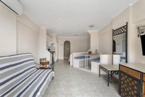 een hotelkamer met een bed en een keuken bij Santa María in Adeje