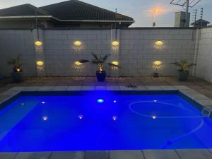 Silver SandsにあるSunbird innの家のライトが付いた青いプール